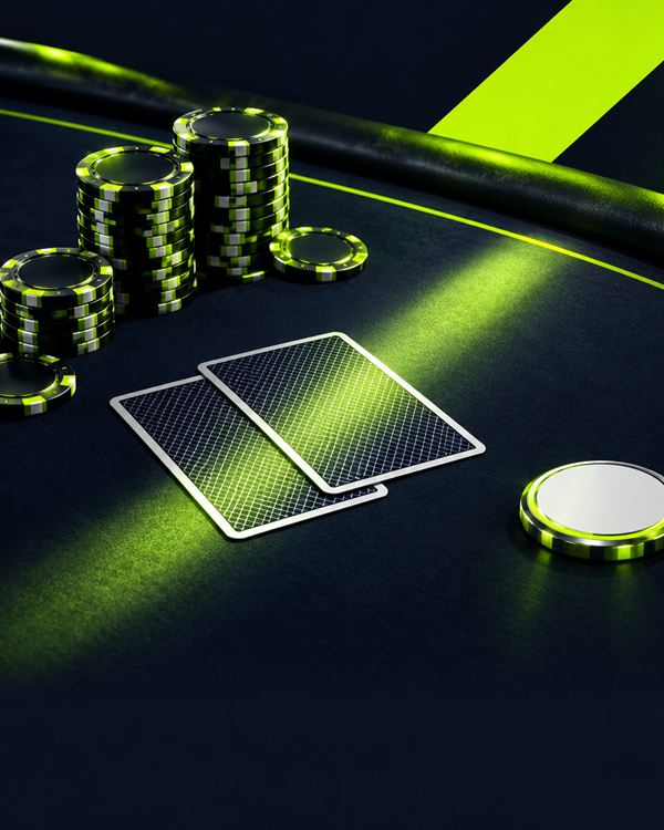 Pokerkort og marker på et mørkt bord i limegrønt lys