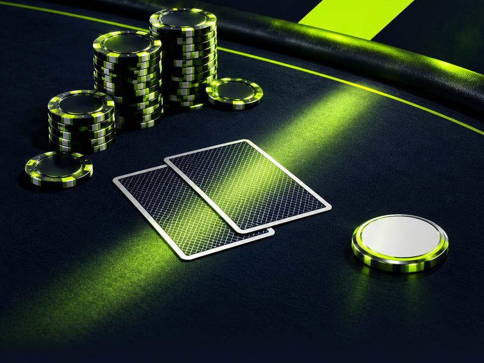 Pokerbord sett ovenfra med kort og marker under en stripe av limegrønt lys